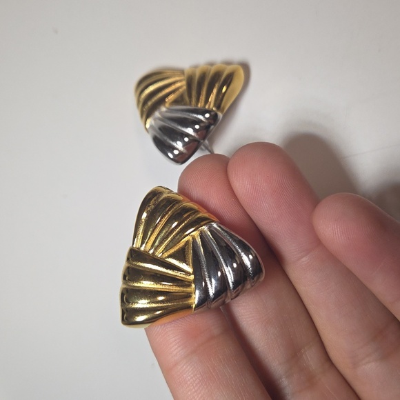 Nwt Non Tarnish Triangle Earrings Heaven Mayhem Inspired - Picture 6 of 6